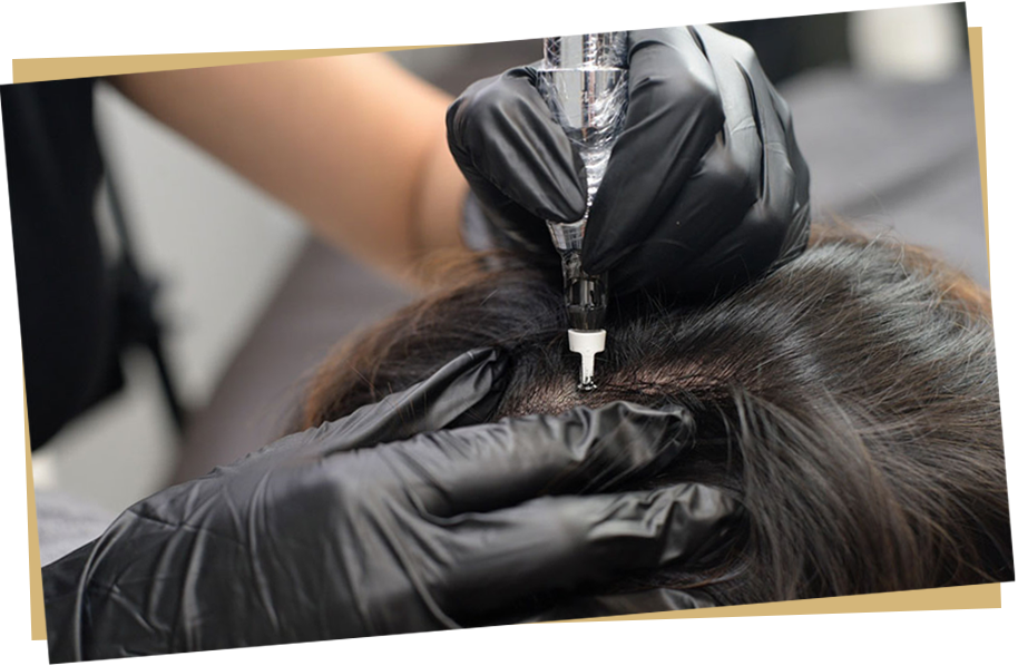 ヘアタトゥーの施術を行う男性