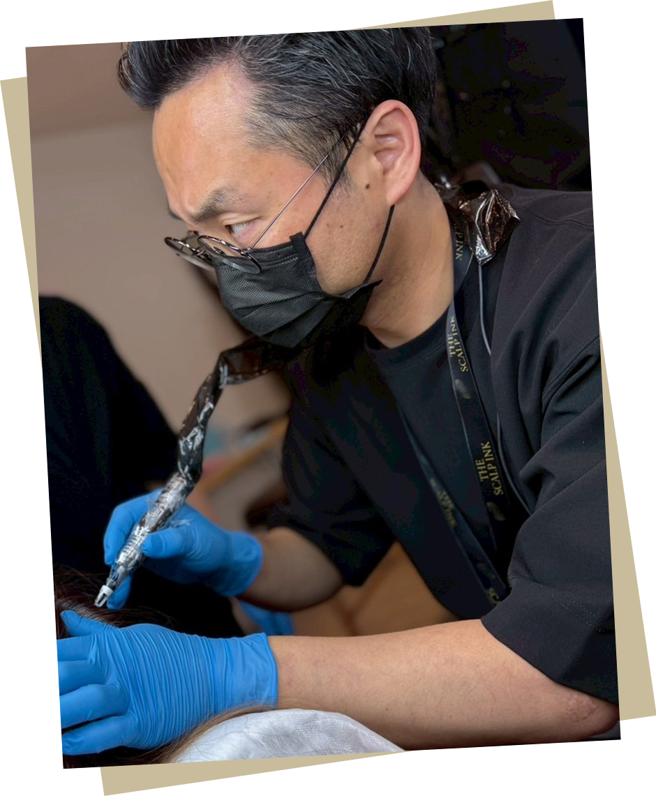 ヘアタトゥーの施術を行う男性