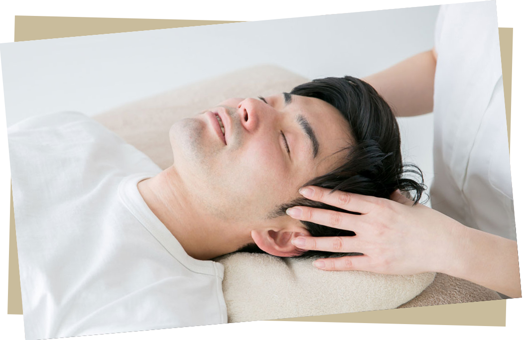 ヘアタトゥーの施術を行う人